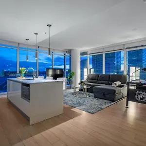 Luxury On The 9th Floor Near Stampede, Complimentary Wine, 2 Car Ug Parking , Calgary Canada